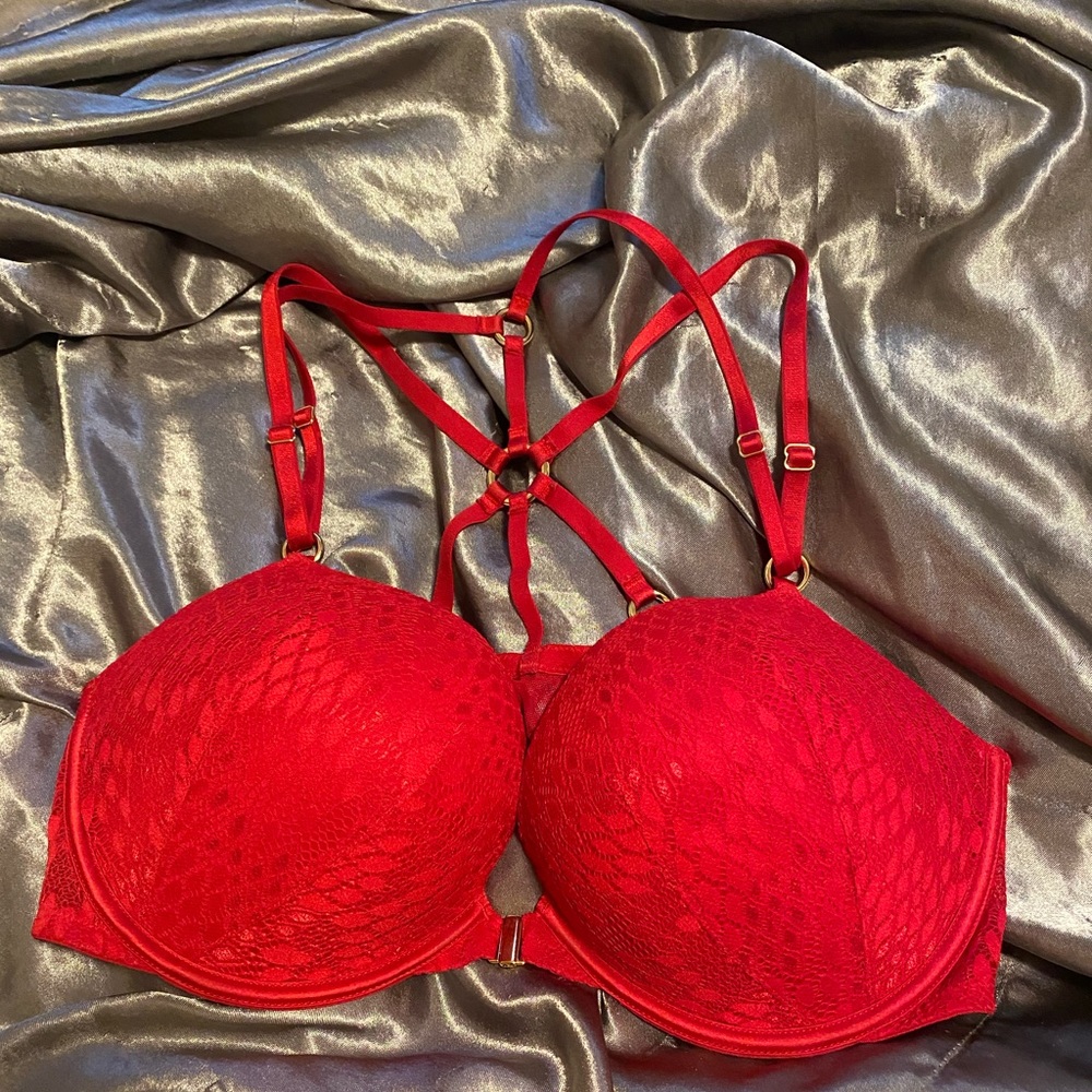 Red bombshell Victoria’s Secret bra